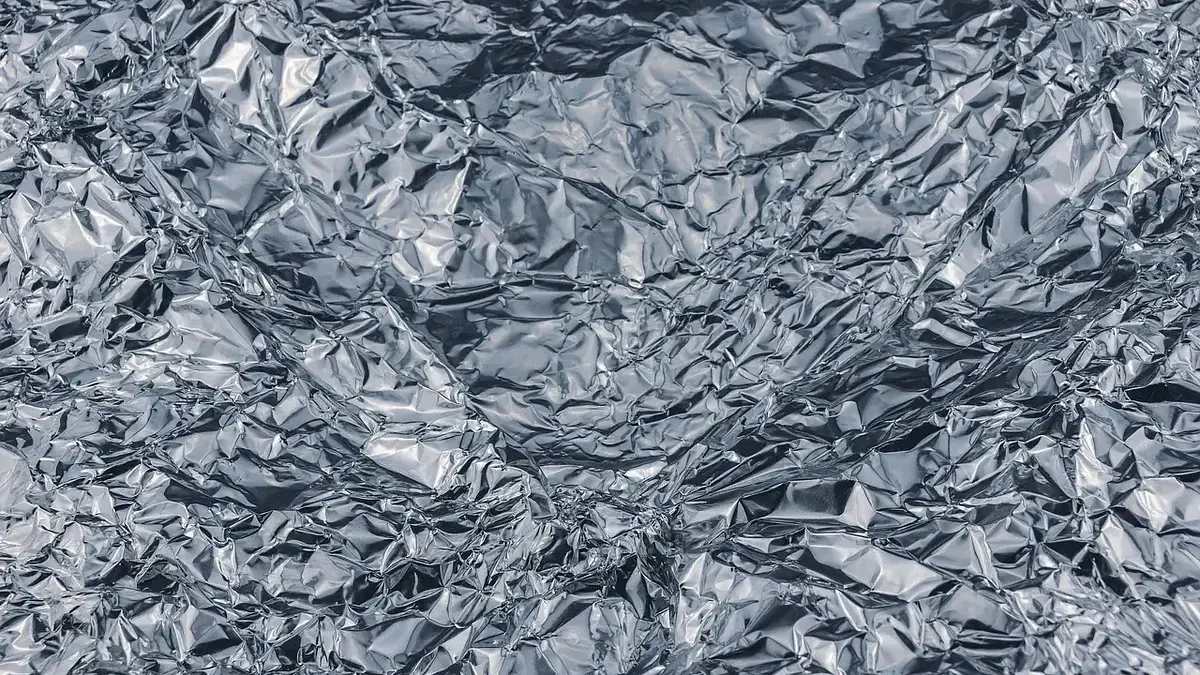 Prace plastyczne z folii aluminiowej – kreatywne ozdoby i pr