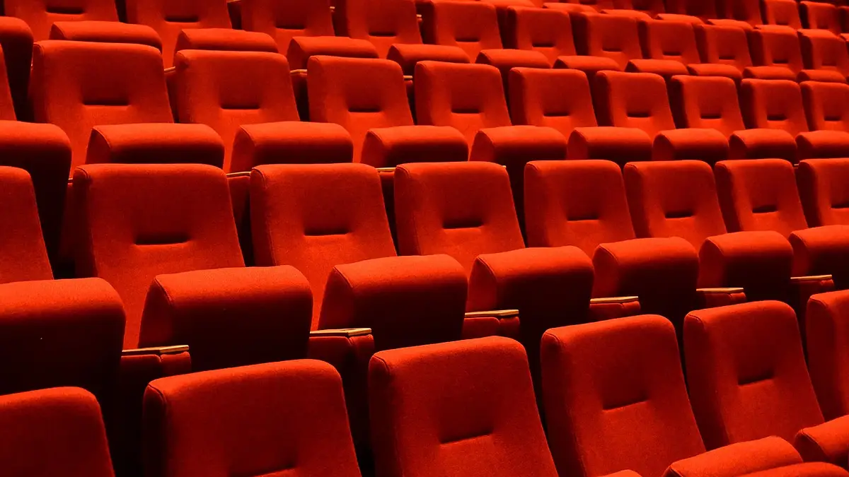 Ile trwa przerwa w teatrze? Znaczenie i organizacja intermis